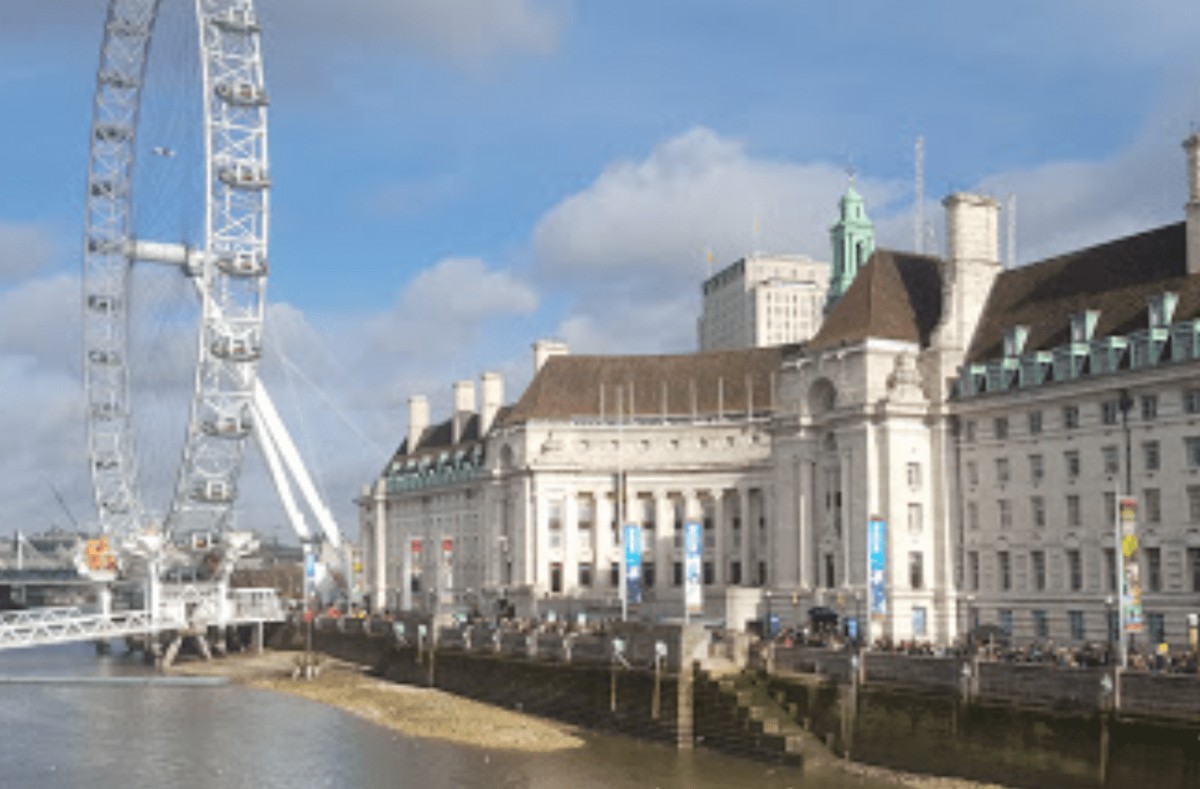 Londra attira turisti da tutto il mondo con le sue attrazioni